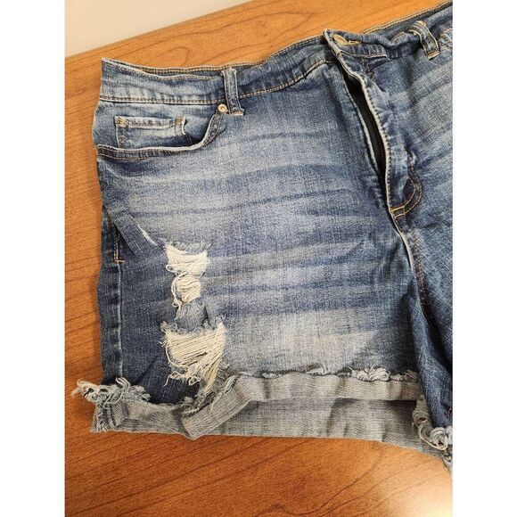 💕Scoop 20 blue denim shorts. Measures approx 38 waist, 3 inseam and 13 rise - Picture 3 of 5